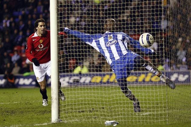 Gescheiterter Rettungsversuch - Trotz großen Einsatzes kann Pascal Chimbonda (Wigan, re.) das Tor nicht verhindern; daneben Ruud van Nistelrooy (Manchester United) - EDITORIAL USE ONLY. No use with unauthorised audio, video, data, fixture lists, club league logos or live services. Online in-match use limited to 120 images, no video emulation. No use in betting, games or single club league player publications. Fußball Herren English Premier League 2005 2006, 1. Englische Liga, Wigan Athletic - Manchester United 1:2, ManU Gruppe Wigan Dynamik,