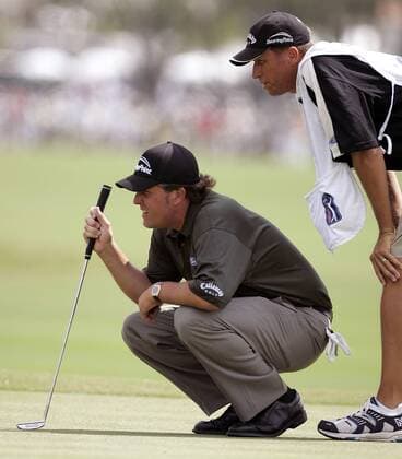 Phil Mickelson (USA, li.) taxiert mit Caddie Jim Bones McKay die Putlinie - (Icon5345074) Golf Herren Ford Championship 2006, PGA Tour, Golfen Gruppe Doral EDITORIAL USE ONLY