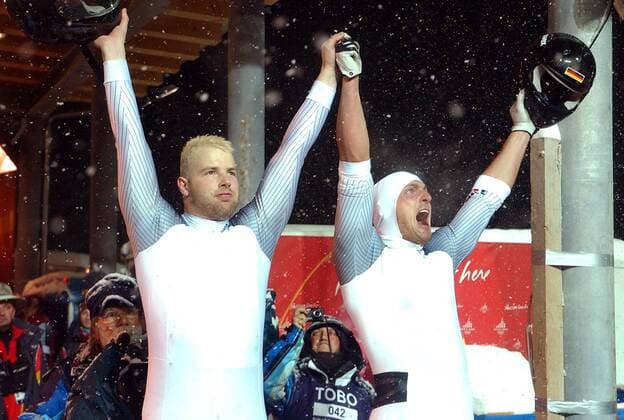 Die Olympiasieger Andre Lange (li.) und Kevin Kuske (beide Deutschland 1) bejubeln ihren Sieg -  Bobsport OS Winter Herren Olympische Spiele Turin 2006, Winterspiele, Bob, Zweier, Zweierbob, 2er, 2 er Gruppe Cesana Pariol Begeisterung, Freude,