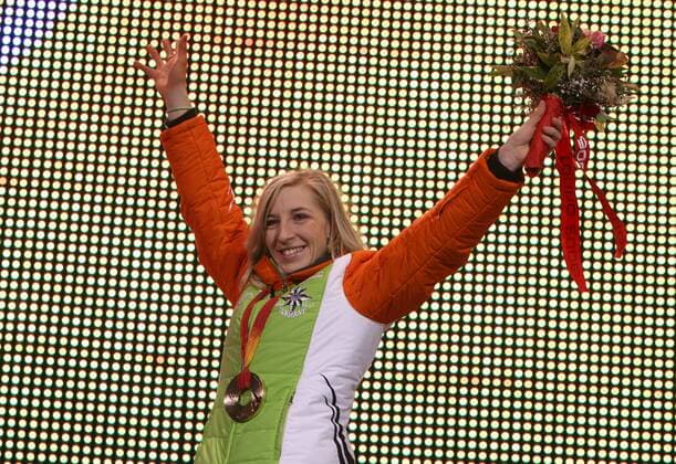 Anni Friesinger (Deutschland) freut sich über ihre Bronzemedaille über 1000m bei den Olympischen Winterspielen 2006 in Turin -  Eisschnellauf OS Winter Damen Olympische Spiele Turin 2006, Winterspiele, 1000m, 1000 m, Meter Einzelbild Medals Plaza Freude,