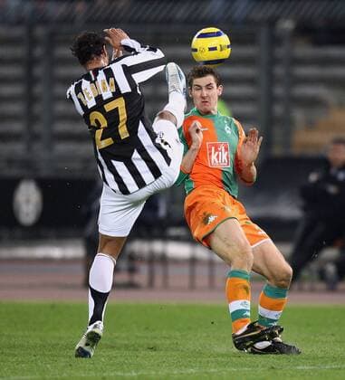 Miroslav Klose (Bremen, re.) gegen das gestreckte Bein von Jonathan Zebina (Juventus) Fußball EC 1 Herren Champions League 2005 2006, Achtelfinale, Rückspiel, Juventus Turin - SV Werder Bremen 2:1, Juve Gruppe Turin Dynamik