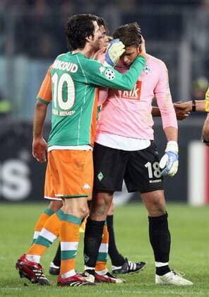 Torwart Tim Wiese wird von Johan Micoud (beide Bremen) getröstet Fußball EC 1 Herren Champions League 2005 2006, Achtelfinale, Rückspiel, SV Werder Bremen Gruppe Turin Enttäuschung, Verzweiflung, Kameradschaft