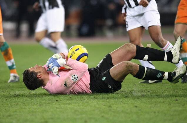 Torwart Tim Wiese (Bremen) rutscht der Ball aus den Händen Fußball EC 1 Herren Champions League 2005 2006, Achtelfinale, Rückspiel, SV Werder Bremen Einzelbild Turin