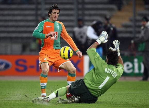 Johan Micoud (Bremen, li.) erzielt das 0:1 gegen Torwart Gianluigi Buffon (Juventus) Fußball EC 1 Herren Champions League 2005 2006, Achtelfinale, Rückspiel, Juventus Turin - SV Werder Bremen 2:1, Juve Gruppe Turin Dynamik, Spannung
