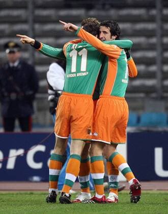 Johan Micoud (re.) und Miroslav Klose (beide Bremen) - Torjubel Fußball EC 1 Herren Champions League 2005 2006, Achtelfinale, Rückspiel, SV Werder Bremen Gruppe Turin Freude,
