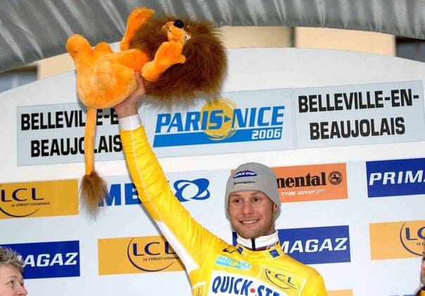 Tom Boonen (Belgien Quick Step Innergetic) jubelt während der Siegerehrung über seinen Etappensieg bei der 2. Etappe von Paris Nizza 2006 und bleibt im Gelben Trikot des Gesamtführenden -  Radsport Herren Paris Nizza 2006, ProTour, Straßenradsport, Straße, Rad Einzelbild 2. Etappe: Cerilly - Belleville Freude,
