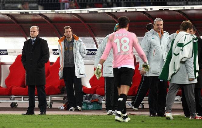 Torwart Tim Wiese (2.v.re.) verlässt den Platz und erntet enttäuschte Blicke von Mediendirektor Tino Polster (re.) und Co Trainer Wolfgang Rolff (2.v.li.), während Trainer Thomas Schaaf (alle Bremen) nachdenklich ins Nichts starrt Fußball EC 1 Herren Champions League 2005 2006, Achtelfinale, Rückspiel, SV Werder Bremen Gruppe Turin Enttäuschung, Nachdenklichkeit,