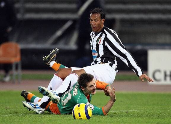 Miroslav Klose (Bremen, li.) wird von Jonathan Zebina (Juventus) gefoult Fußball EC 1 Herren Champions League 2005 2006, Achtelfinale, Rückspiel, Juventus Turin - SV Werder Bremen 2:1, Juve Gruppe Turin Dynamik, Kampf,