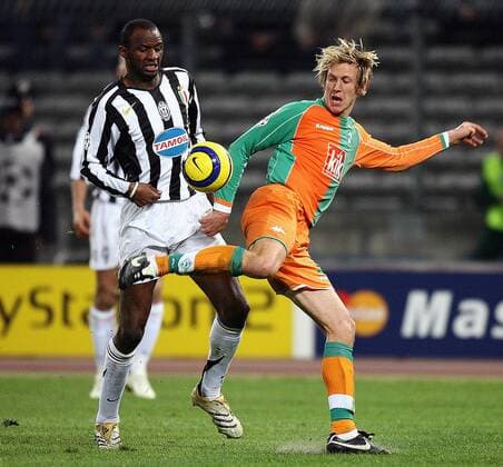 Frank Fahrenhorst (Bremen, re.) mit Hackentrick gegen Patrick Vieira Juventus) Fußball EC 1 Herren Champions League 2005 2006, Achtelfinale, Rückspiel, Juventus Turin - SV Werder Bremen 2:1, Juve Gruppe Turin Dynamik,