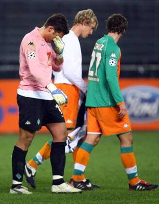 Enttäuschter Bremer Abgang, v.li.: Torwart Tim Wiese, Frank Fahrenhorst und Christian Schulz Fußball EC 1 Herren Champions League 2005 2006, SV Werder Bremen Gruppe Turin Enttäuschung, Verzweiflung,