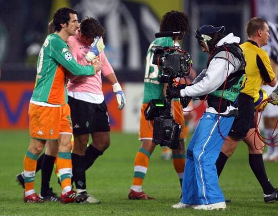 Johan Micoud tröstet den verzweifelten Torwart Tim Wiese (beide Bremen) und wird dabei von einem Kameramann mit der Steadycam gefilmt Fußball EC 1 Herren Champions League 2005 2006, SV Werder Bremen Gruppe Turin Enttäuschung, Verzweiflung,
