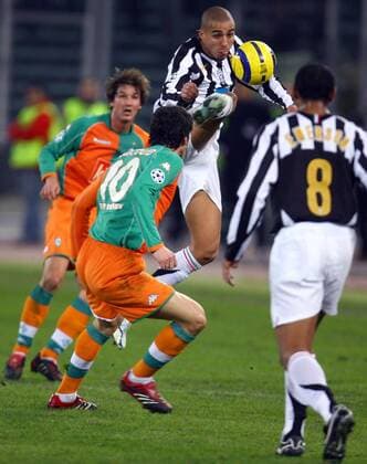 David Trezeguet (Juventus, re.) - Gestrecktes Bein gegen Johan Micoud (Bremen) Fußball EC 1 Herren Champions League 2005 2006, Achtelfinale, Juventus Turin - SV Werder Bremen 2:1, Juve Gruppe Turin Dynamik