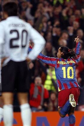 Ronaldinho (FC Barcelona) - Torjubel Fußball EC 1 Herren Champions League 2005 2006, Achtelfinale, Rückspiel, FC Barcelona, Barca Einzelbild pan13019 Barcelona Freude,  
