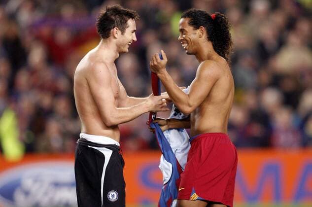 Gute Laune beim Trikottausch zwischen Frank Lampard (Chelsea, li.) und Ronaldinho (FC Barcelona) Fußball EC 1 Herren Champions League 2005 2006, Achtelfinale, Rückspiel, FC Barcelona - Chelsea FC London 1:1, Barca Gruppe pan13019 Barcelona Freude, Kameradschaft  