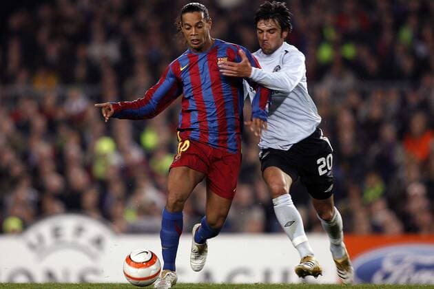 Ronaldinho (FC Barcelona, li.) gegen Paulo Ferreira (Chelsea) Fußball EC 1 Herren Champions League 2005 2006, Achtelfinale, Rückspiel, FC Barcelona - Chelsea FC London 1:1, Barca Gruppe pan13019 Barcelona Dynamik, Kampf,  