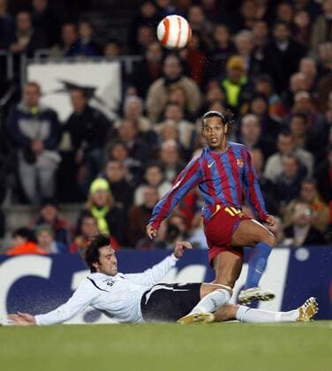 Paulo Ferreira (Chelsea, li.) gegen Ronaldinho (FC Barcelona) Fußball EC 1 Herren Champions League 2005 2006, Achtelfinale, Rückspiel, FC Barcelona - Chelsea FC London 1:1, Barca Gruppe pan13019 Barcelona Dynamik,  