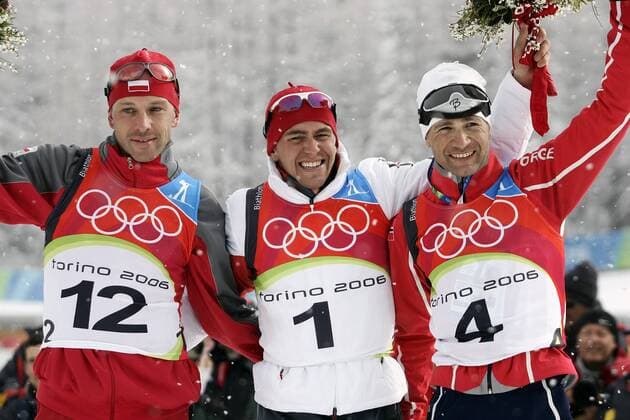 Siegerehrung 15km Massenstart bei den Olympischen Spielen 2006, v.li.: Der Zweite Tomasz Sikora (Polen), Olympiasieger Michael Greis (Deutschland) und der Dritte Ole Einar Björndalen (Norwegen) Biathlon OS Winter Herren Olympische Spiele Turin 2006, Winterspiele, Massenstart, 15km, 15 km, Kilometer Gruppe Cesana San Sicario Freude,