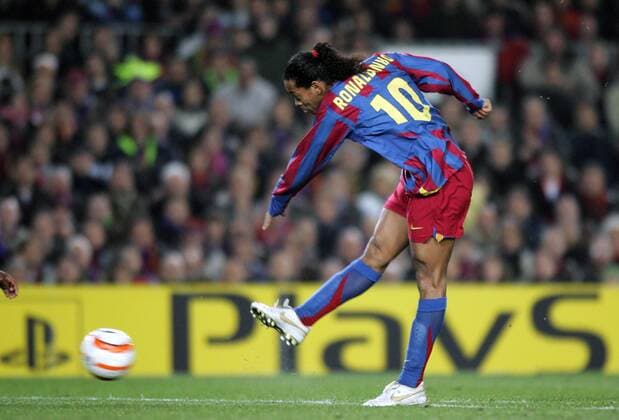 Ronaldinho (FC Barcelona) zieht ab -  Fußball EC 1 Herren Champions League, 2005 2006, Achtelfinale, FC Barcelona, Barca Einzelbild Barcelona Dynamik,