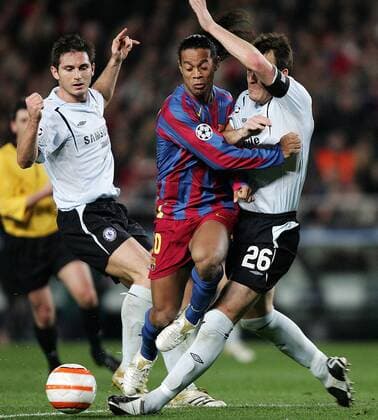 Ronaldinho (Barcelona, Mitte) gegen John Terry (re.) und Frank Lampard (beide Chelsea) -  Fußball EC 1 Herren Champions League 2005 2006, Achtelfinale, Rückspiel, FC Barcelona - Chelsea FC London 1:1, Barca Gruppe Barcelona Dynamik, Kampf