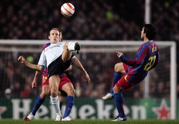 Arjen Robben (Chelsea, li.) gegen Deco (Barcelona) -  Fußball EC 1 Herren Champions League 2005 2006, Achtelfinale, Rückspiel, FC Barcelona - Chelsea FC London 1:1, Barca Gruppe Barcelona Dynamik,