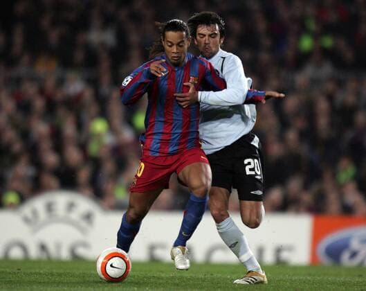 Ronaldinho (FC Barcelona, li.) gegen Paulo Ferreira (Chelsea) -  Fußball EC 1 Herren Champions League, 2005 2006, Achtelfinale, Barca, FC Barcelona - Chelsea FC London 1:1 Gruppe Barcelona Dynamik,