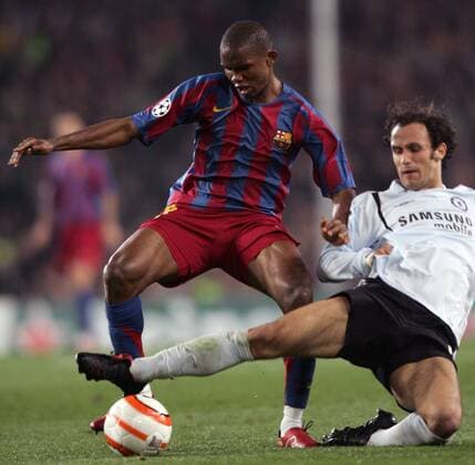 Samuel Etoo (FC Barcelona, li.) gegen Ricardo Carvalho (Chelsea) -  Fußball EC 1 Herren Champions League, 2005 2006, Achtelfinale, Barca, FC Barcelona - Chelsea FC London 1:1 Gruppe Barcelona Dynamik,