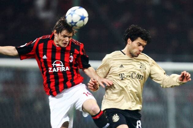 Johan Vogel (Milan, li.) gegen Michael Ballack (Bayern) Fußball EC 1 Herren Champions League 2005 2006, Achtelfinale, AC Mailand - FC Bayern München Gruppe Mailand Dynamik,
