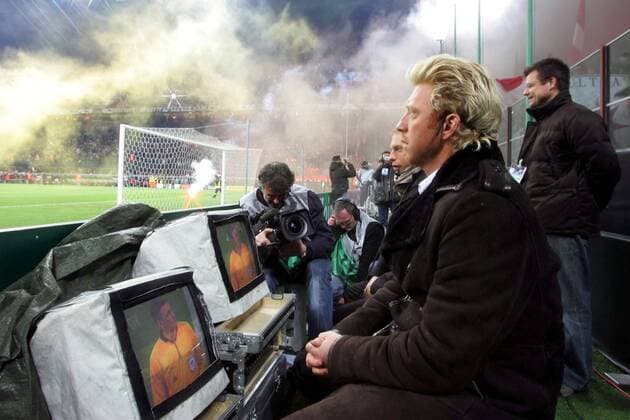 Premiere Reporter Boris Becker (Deutschland) sitzt am Spielfeldrand und kommentiert das Spiel Fußball EC 1 Herren Champions League 2005 2006, Achtelfinale, Einzelbild Mailand
