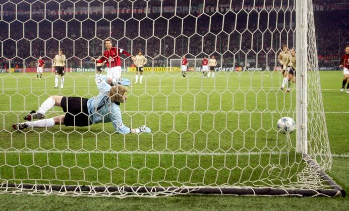 Andriy Shevchenko (Milan) verschießt einen Elfmeter gegen Torwart Oliver Kahn (Bayern) Fußball EC 1 Herren Champions League 2005 2006, Achtelfinale, AC Mailand - FC Bayern München Gruppe Mailand Dynamik,