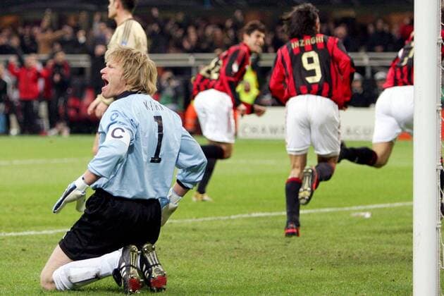 Torwart Oliver Kahn (Bayern) kniet nach dem 2:0 Treffer von Milan frustriert am Boden Fußball EC 1 Herren Champions League 2005 2006, Achtelfinale, AC Mailand - FC Bayern München Einzelbild Mailand Enttäuschung, Wut,