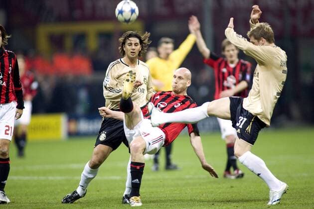 Jaap Stam (Milan, Mitte) gegen Claudio Pizarro (li.) und Bastian Schweinsteiger (Bayern) Fußball EC 1 Herren Champions League 2005 2006, Achtelfinale, AC Mailand - FC Bayern München 4:1 Gruppe Mailand Dynamik, Kampf,