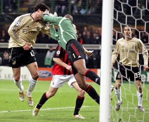 Michael Ballack (Bayern) bekommt die Hände von Torwart Dida (Milan) beim Abwehrversuch ins Gesicht Fußball EC 1 Herren Champions League 2005 2006, AC Mailand - FC Bayern München 4:1 Gruppe Achtelfinale, Rückspiel Mailand Dynamik, Kampf,