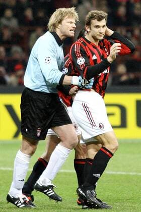 Der wütende Torwart Oliver Kahn (Bayern) gerät mit Andriy Shevchenko (Milan) aneinander, der sieht das jedoch ziemlich locker Fußball EC 1 Herren Champions League 2005 2006, Achtelfinale, AC Mailand - FC Bayern München 4:1 Gruppe Mailand Spannung, Wut,