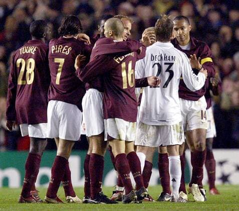 David Beckham (Real Madrid, 23) gratuliert Thierry Henry (Arsenal, re.) zum Einzug in die nächste Runde, daneben Schlußjubel Arsenal mit Dennis Bergkamp (3.v.li.), Mathieu Flamini (16), Robert Pires (7) und Kolo Toure (28) -  Fußball EC 1 Herren Champions League 2005 2006, Achtelfinale, Arsenal FC London - Real Madrid CF 0:0 Gruppe London Freude,