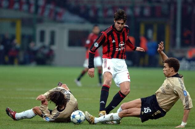 Kaka (Milan, Mitte) gegen Valerien Ismael (re.) und Bixente Lizarazu (beide Bayern) Fußball EC 1 Herren Champions League Saison 2005 2006, Achtelfinale, Rückspiel, AC Mailand - FC Bayern München 4:1 Gruppe Mailand Dynamik,