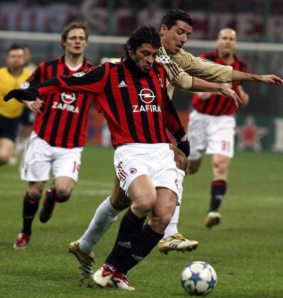 Kakhaber Kaladze (Milan, vorn) läuft Roy Makaay (Bayern) den Ball ab -  Fußball EC 1 Herren Champions League 2005 2006, AC Mailand - FC Bayern München 4:1 Gruppe Mailand Dynamik,