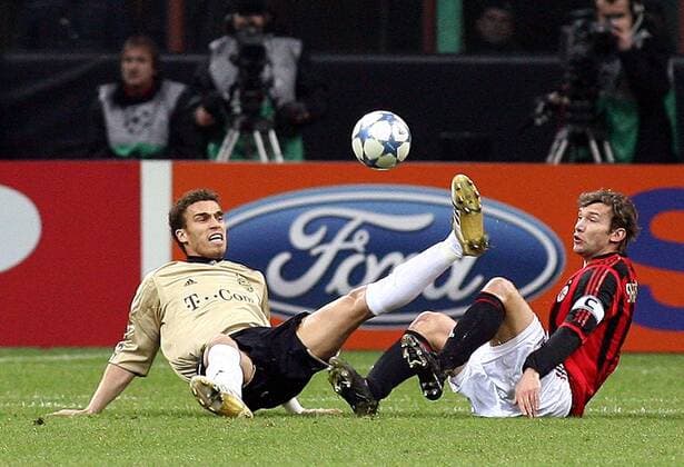 Valerien Ismael (Bayern, li.) gegen Andriy Shevchenko (Milan) -  Fußball EC 1 Herren Champions League 2005 2006, AC Mailand - FC Bayern München 4:1 Gruppe Mailand Dynamik, Kampf,