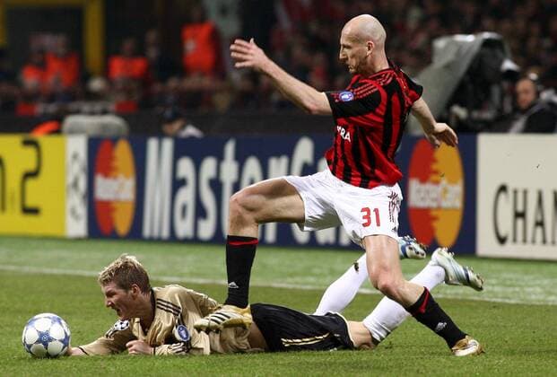 Bastian Schweinsteiger (Bayern, unten) gegen Jaap Stam (Milan) -  Fußball EC 1 Herren Champions League 2005 2006, AC Mailand - FC Bayern München 4:1 Gruppe Mailand Dynamik, Kampf, Unterwerfung,