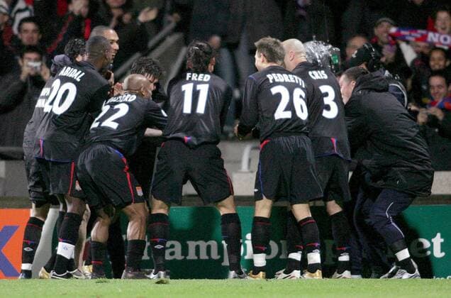 Jubel Lyon v.li.: Eric Abidal, Sylvain Wiltord, Fred, Benoit Pedretti und Cris Fußball EC 1 Herren Champions League 2005 2006, Achtelfinale, Rückspiel, Olympique Lyonnais Gruppe pan13031 Lyon Harmonie,  