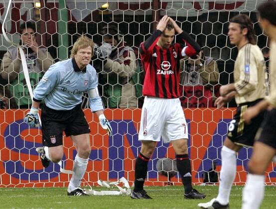 Torwart Oliver Kahn (Bayern, li.) kommt nach einem vergebenem Elfmeter durch Andriy Shevchenko (Milan) aus seinem Kasten gestürmt, um diesen zu provozieren Fußball EC 1 Herren Champions League 2005 2006, AC Mailand - FC Bayern München Gruppe Mailand Spannung, Wut,