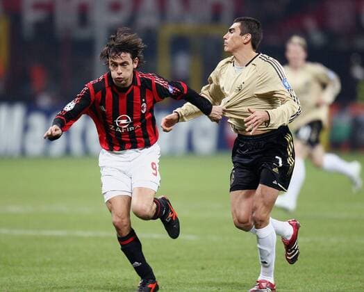 Filippo Inzaghi (Milan, li.) hält Lucio (Bayern) am Trikot fest Fußball EC 1 Herren Champions League 2005 2006, Milan, AC Mailand - FC Bayern München 4:1 Gruppe Mailand Dynamik,