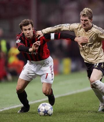 Andriy Shevchenko (Milan, li.) gegen Bastian Schweinsteiger (Bayern) Fußball EC 1 Herren Champions League 2005 2006, Milan, AC Mailand - FC Bayern München 4:1 Gruppe Mailand Dynamik, Kampf
