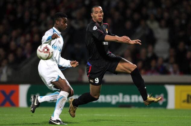John Carew (Lyon, re.) gegen Eric Addo (Eindhoven) Fußball EC 1 Herren Champions League 2005 2006, Achtelfinale, Rückspiel, Olympique Lyonnais - PSV Eindhoven 4:0 Gruppe pan13031 Lyon Dynamik,  
