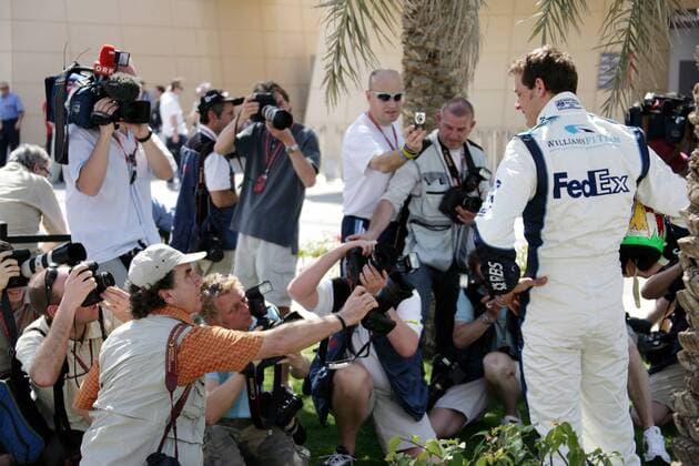 Testfahrer Alexander Wurz (Österreich Williams Cosworth) umringt von Fotografen Motorsport Grand Prix Herren Großer Preis von Bahrain 2006, Formel 1 Weltmeisterschaft, F1, F, GP, WM Totale Sakhir Manama