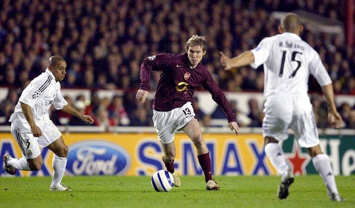 Aliaksandr Hleb (Mitte, Arsenal) gegen Roberto Carlos (li.) und Raul Bravo (beide Real Madrid) -  Fußball EC 1 Herren Champions League 2005 2006, Arsenal FC London - Real Madrid CF 0:0, Achtelfinale, Vdig Gruppe London Dynamik,