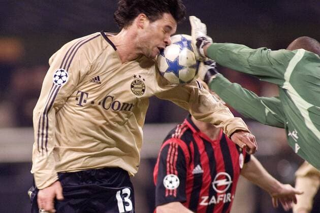 Mit dem Kopf durch die Wand: Michael Ballack (Bayern, li.) gegen den resoluten Torwart Dida (Milan) Fußball EC 1 Herren Champions League 2005 2006, Achtelfinale, AC Mailand - FC Bayern München 4:1 Gruppe Mailand Dynamik, Kampf,