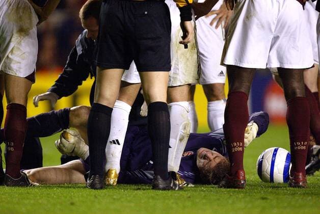 Torwart Jens Lehmann (Arsenal) verletzt am Boden und viele Besorgte drum herum -  Fußball EC 1 Herren Champions League 2005 2006, Arsenal FC London, Achtelfinale, Vdig Gruppe London
