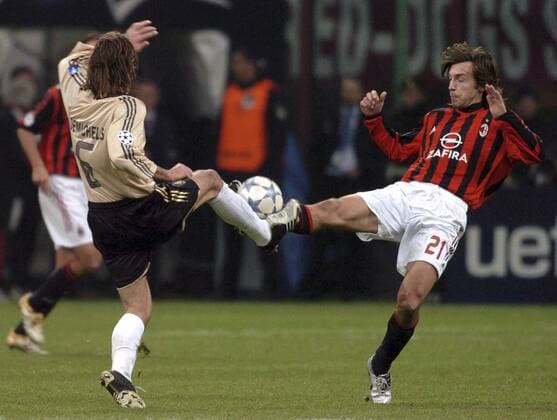 Andrea Pirlo (Milan, re.) gegen Martin Demichelis (Bayern) -  Fußball EC 1 Herren Champions League 2005 2006, AC Mailand - FC Bayern München 4:1, Achtelfinale Gruppe Mailand Dynamik,