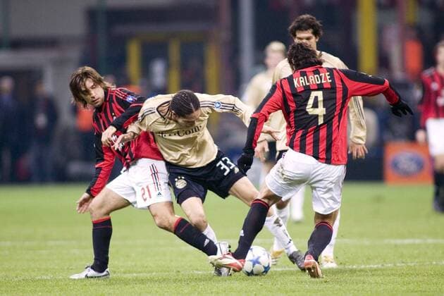 Jose Paolo Guerrero (Bayern, Mitte) gegen Kakha Kaladze (re.) und Andrea Pirlo (beide Milan) Fußball EC 1 Herren Champions League 2005 2006, Achtelfinale, AC Mailand - FC Bayern München 4:1 Gruppe Mailand Dynamik,