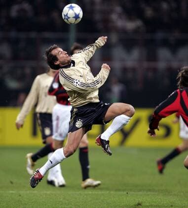 Mehmet Scholl (Bayern) am Ball Fußball EC 1 Herren Champions League 2005 2006, Achtelfinale, Rückspiel, AC Mailand - FC Bayern München 4:1, Milan Einzelbild Mailand Dynamik,